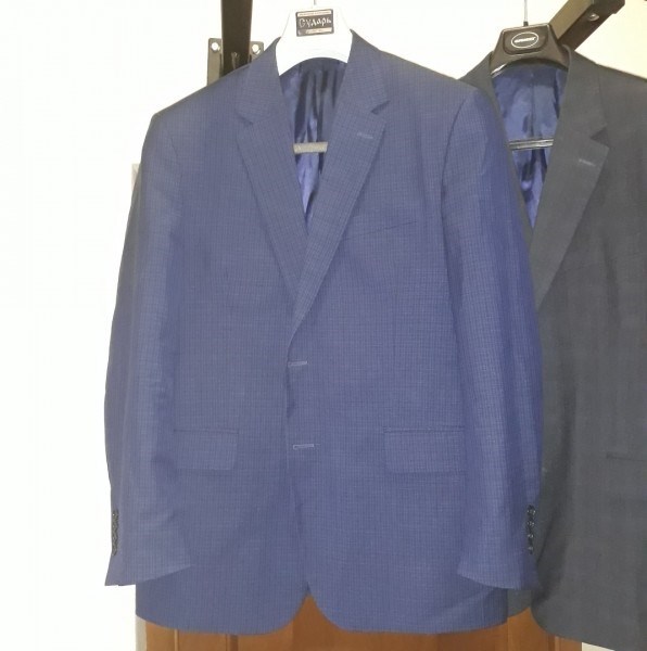 отдам два пиджака из итальянской шерсти и галстуки (шерсть, шелк). м.Университет