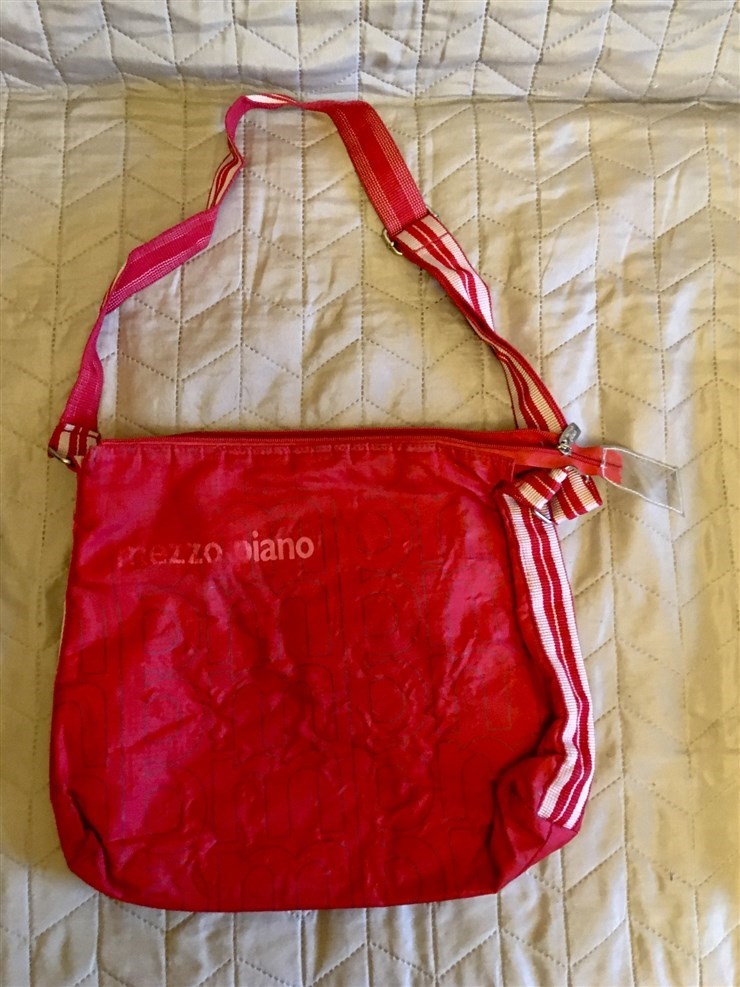 6. Текстильная непромокаемая сумка, купленная в Польше лет 12 назад. Немного потёртая, видно на фото.